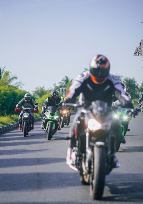 Motorcycles rolling out on a Chai & Pakoda Ride